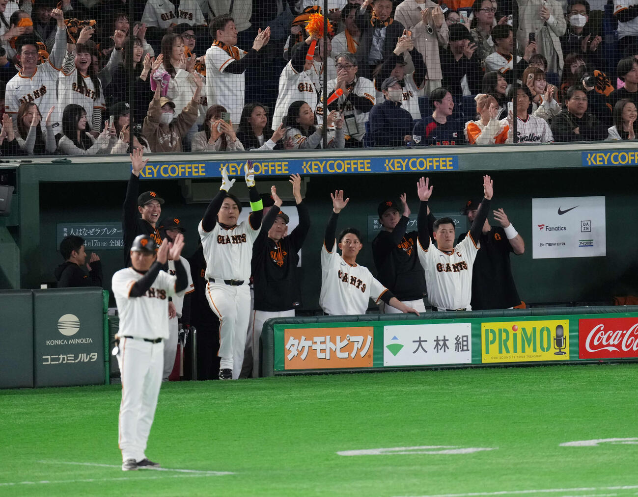 巨人対ヤクルト　8回裏巨人1死満塁、大城の逆転適時二塁打に喜ぶ巨人ナイン（撮影・増田悦実）