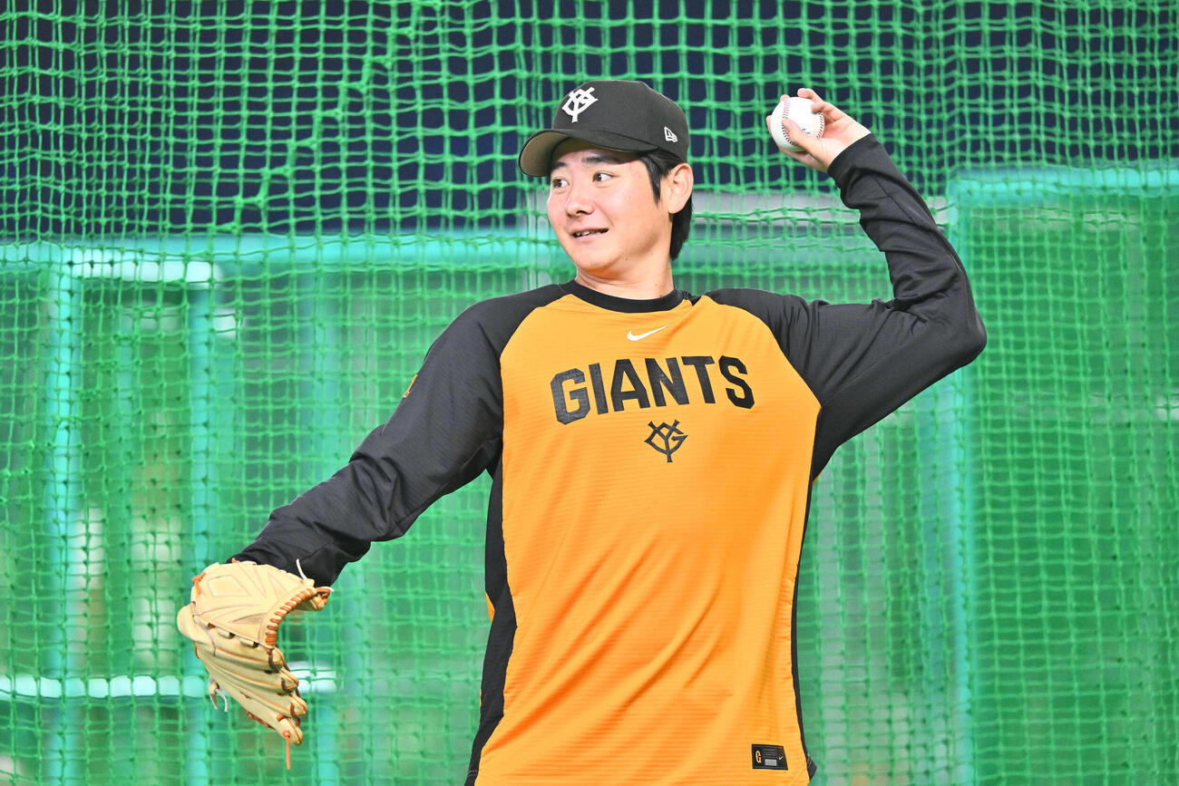 巨人対ヤクルト　試合前練習で調整する巨人竹丸（撮影・滝沢徹郎）