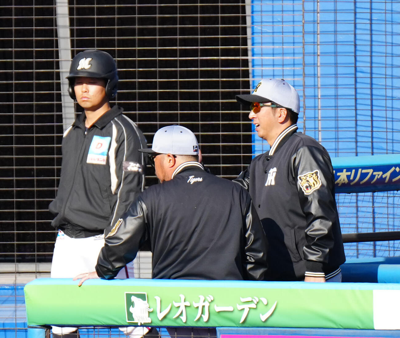 ロッテ対阪神　9回表、リクエストした阪神藤川監督（右）（撮影・江口和貴）