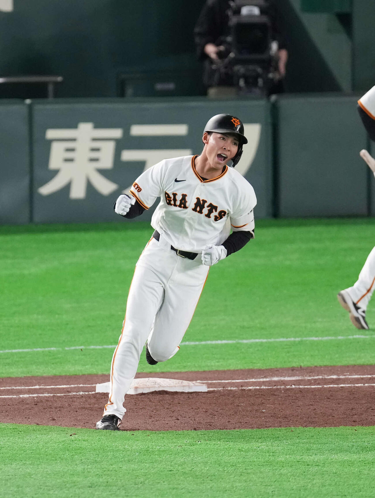 巨人対ヤクルト　5回裏巨人1死、左越え本塁打を放ちガッツポーズをしながら走塁する平山（撮影・増田悦実）