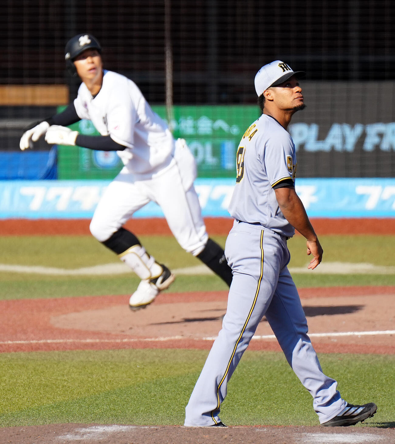 ロッテ対阪神　8回裏ロッテ無死満塁、上田（後方）に犠飛を浴びるモレッタ（撮影・江口和貴）