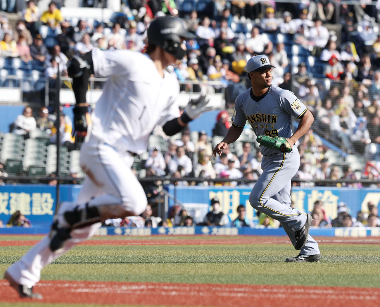ロッテ対阪神　8回裏ロッテ無死一、二塁、藤原に中前適時打を浴びるモレッタ（撮影・宮地輝）