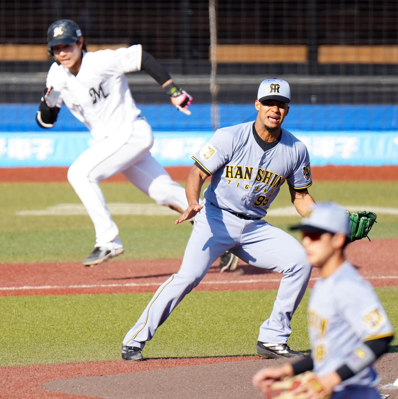 ロッテ対阪神　8回裏ロッテ無死一、二塁、藤原（後方）に適時打を浴びるモレッタ（撮影・江口和貴）