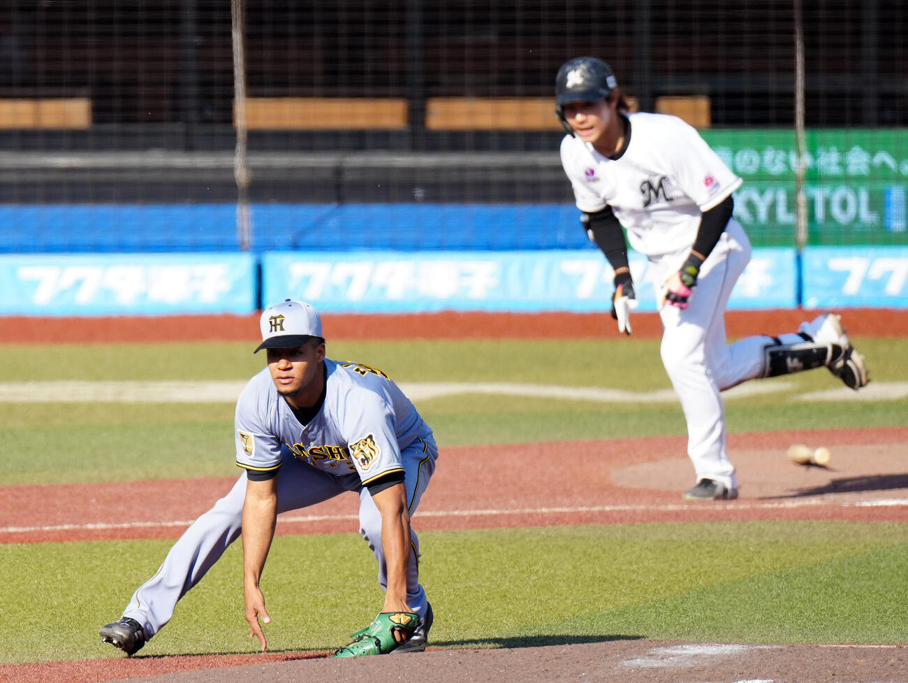 ロッテ対阪神　8回裏ロッテ無死一、二塁、藤原（後方）に適時打を浴びるモレッタ（撮影・江口和貴）