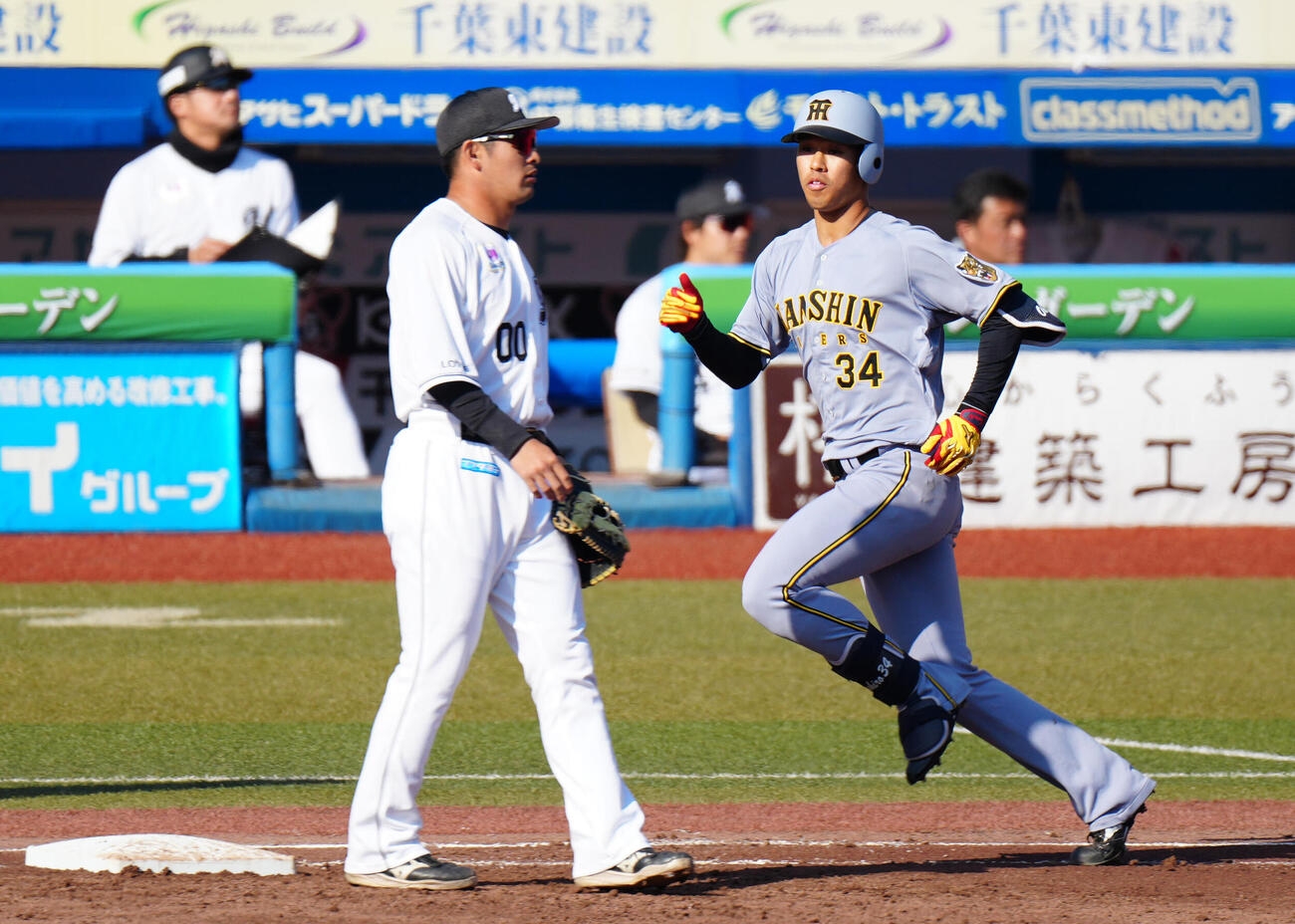 ロッテ対阪神　8回表阪神1死、三塁内野安打とする岡城（右）（撮影・江口和貴）