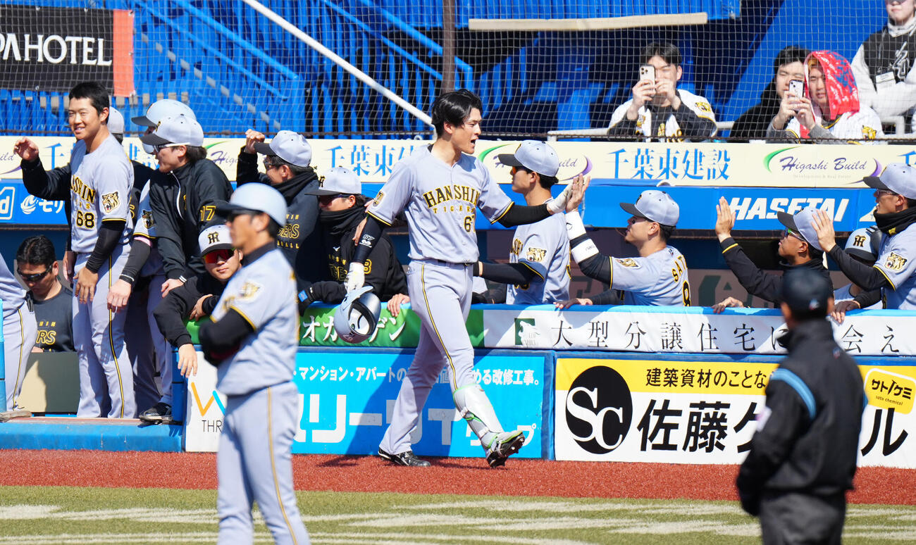 ロッテ対阪神　3回表阪神無死一塁、2点本塁打を放ち、タッチを交わす高寺（左端）（中央）（撮影・江口和貴）