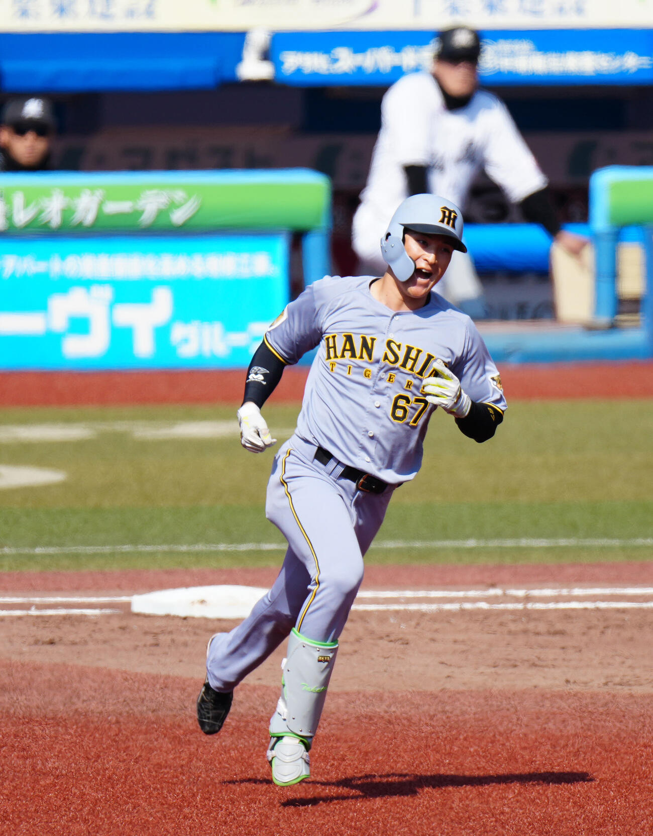 ロッテ対阪神　3回表阪神無死一塁、2点本塁打を放ち、ダイヤモンドを1周する高寺（撮影・江口和貴）