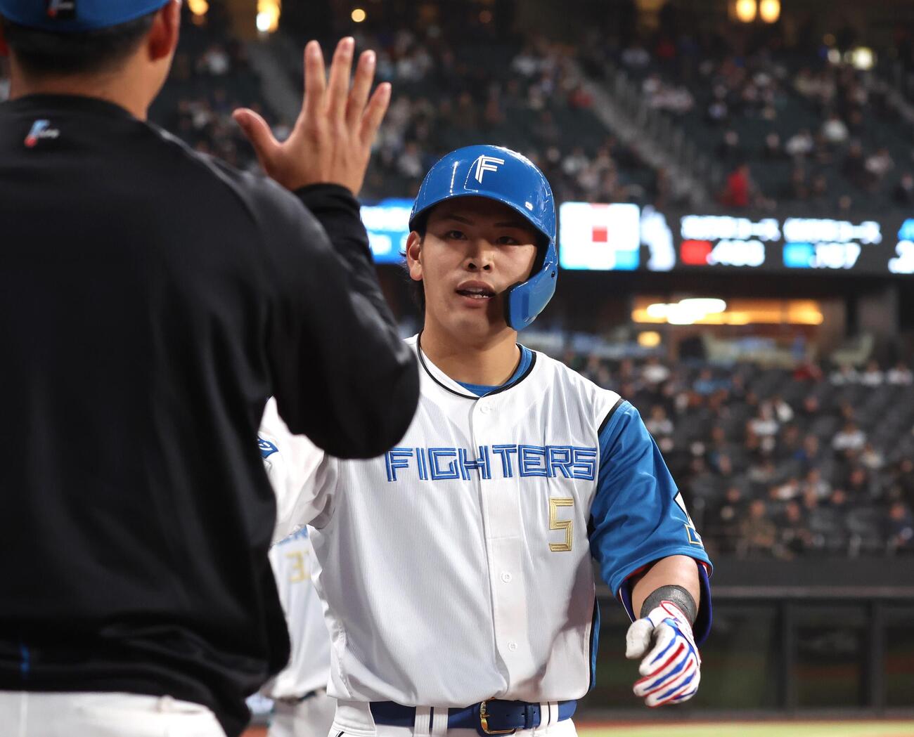 日本ハム対DeNA 2回裏、2点本塁打を放ち出迎えられる野村（撮影・黒川智章）