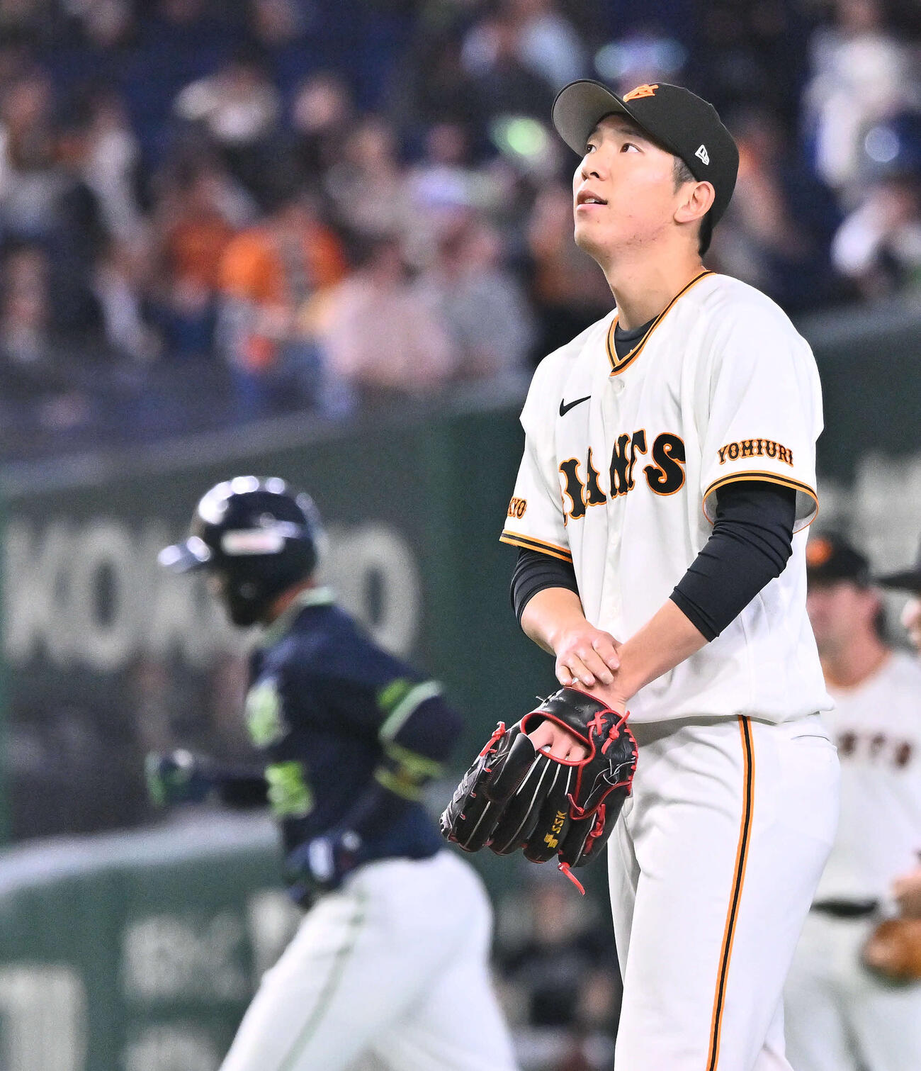巨人対ヤクルト　1回表、サンタナに先制ソロ本塁打を許す巨人先発の戸郷（撮影・滝沢徹郎）