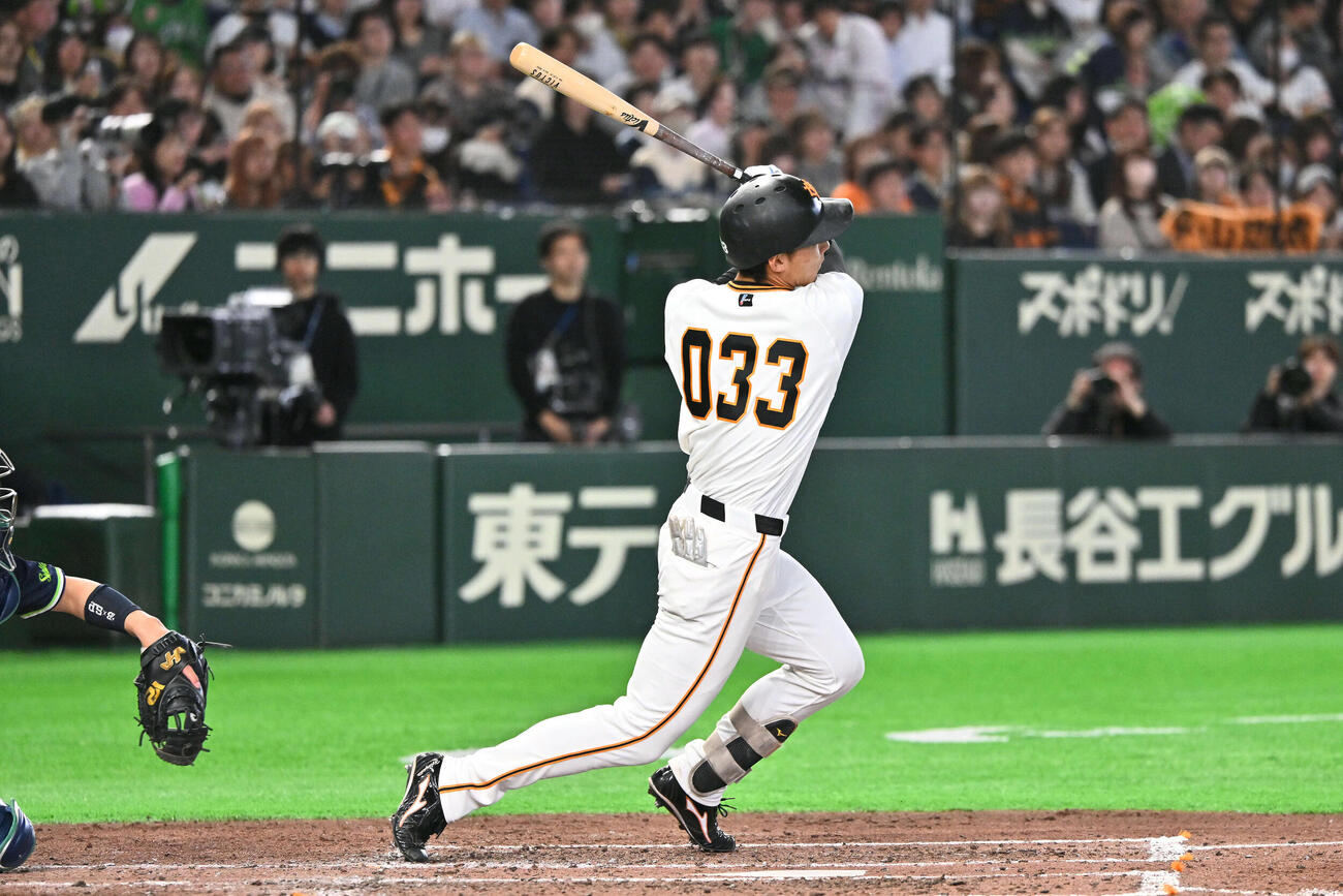 巨人対ヤクルト　5回裏巨人1死、平山は左越えソロ本塁打を放つ（撮影・滝沢徹郎）
