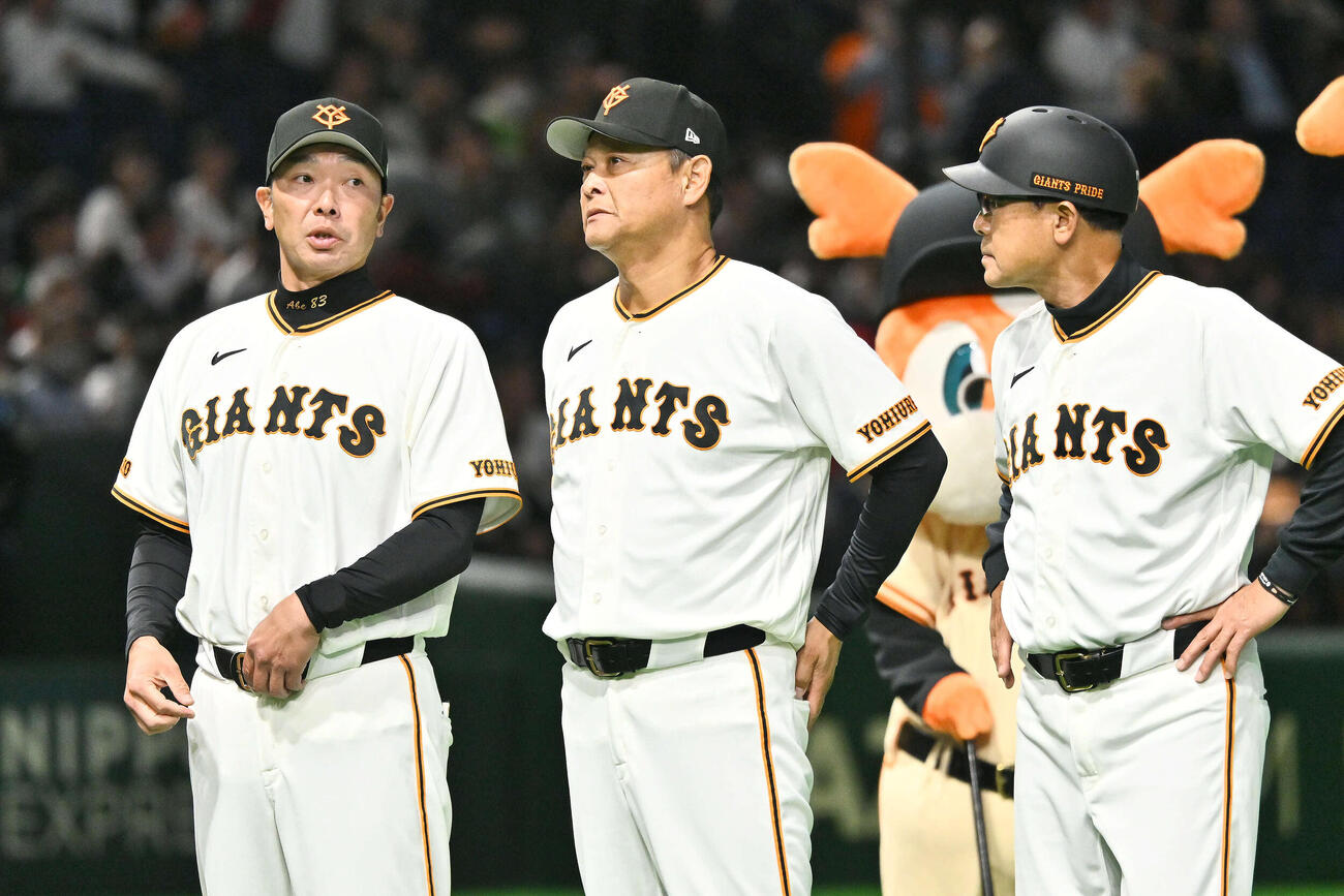 巨人対ヤクルト　試合後のあいさつで整列する巨人阿部監督（左）（撮影・滝沢徹郎）