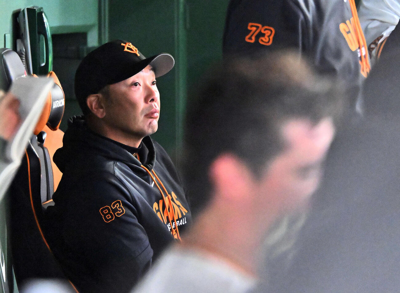 巨人対ヤクルト　戦況を見守る巨人阿部監督（後方）（撮影・滝沢徹郎）