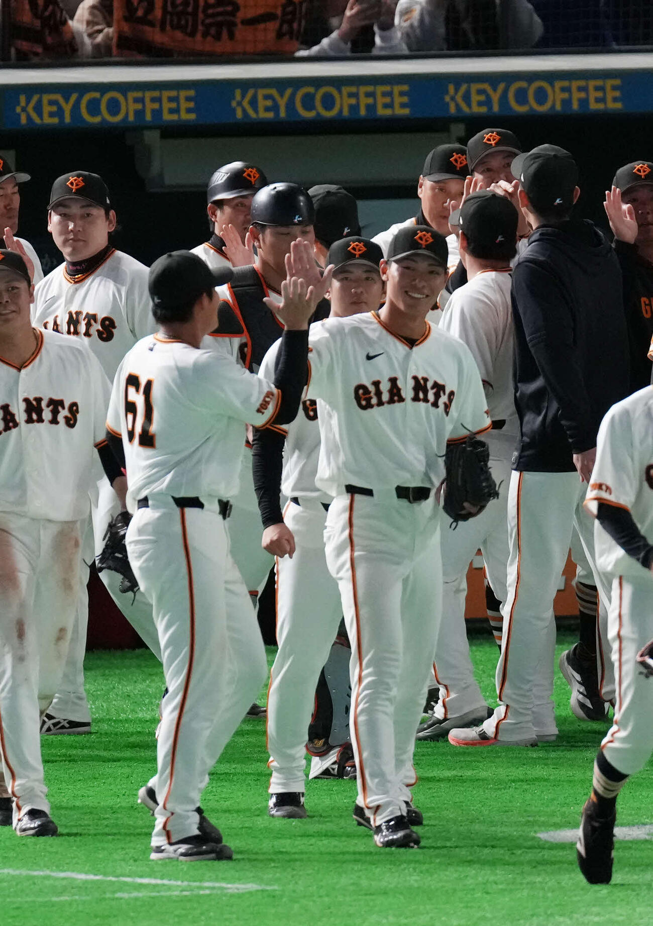 巨人対ヤクルト　試合が終了し本塁打を放った平山（右）は増田陸とタッチを交わす（撮影・増田悦実）