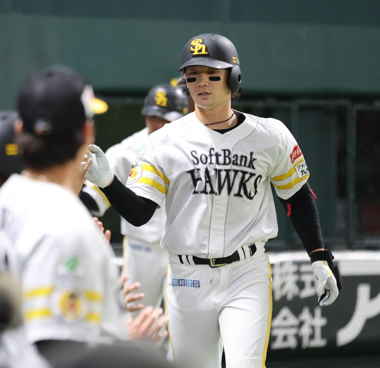 ソフトバンク対中日　7回裏ソフトバンク1死一、三塁、正木は右越えに逆転となる3点本塁打を放ちベンチのナインとハイタッチ（撮影・梅根麻紀）