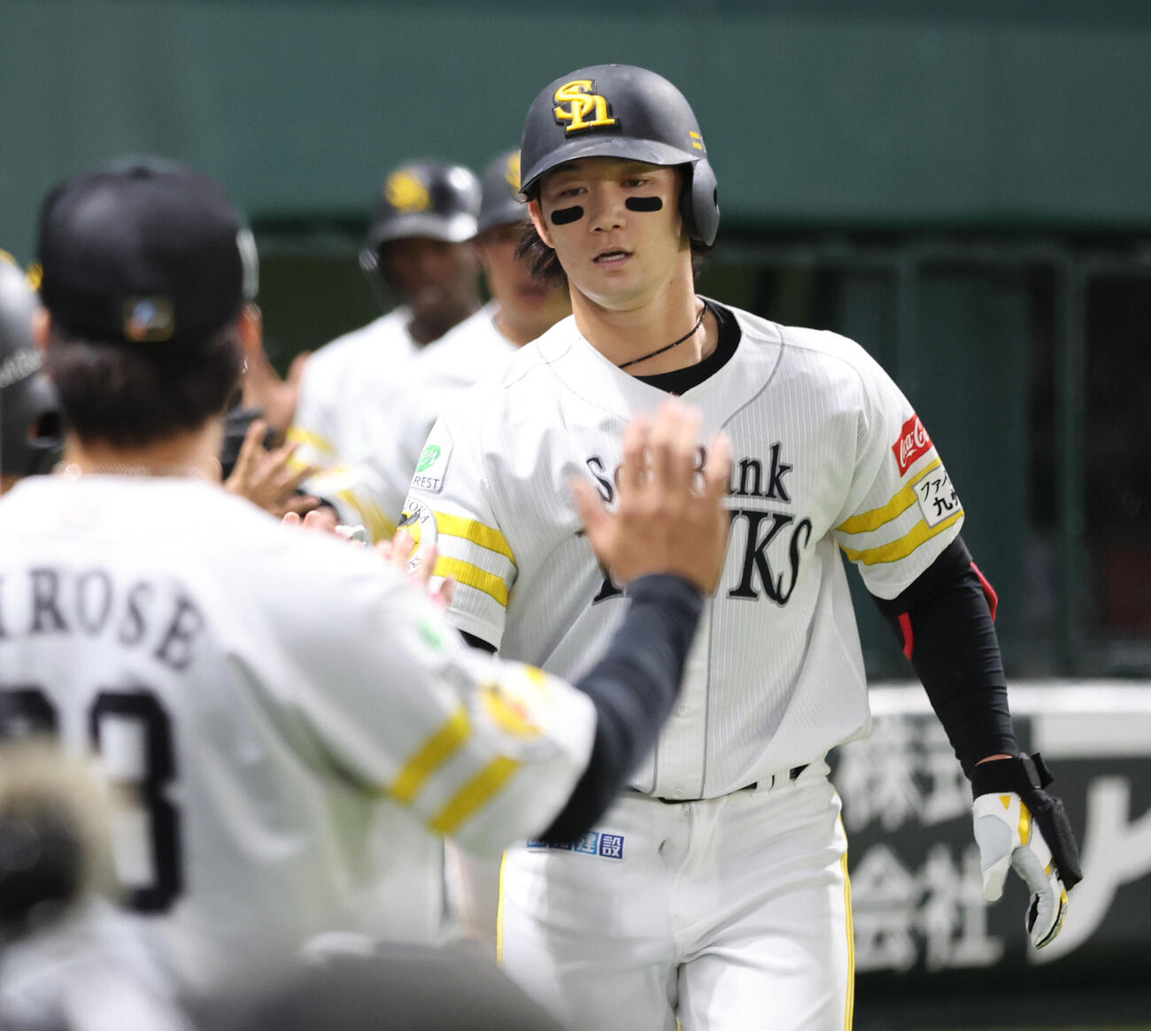 ソフトバンク対中日　7回裏ソフトバンク1死一、三塁、正木は右越えに逆転となる3点本塁打を放ちベンチのナインとハイタッチ（撮影・梅根麻紀）