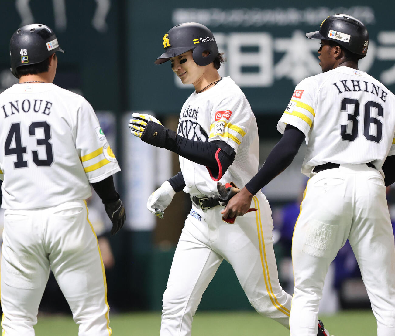 ソフトバンク対中日　7回裏ソフトバンク1死一、三塁、正木は右越えに逆転となる3点本塁打を放ち笑顔を見せる（撮影・梅根麻紀）
