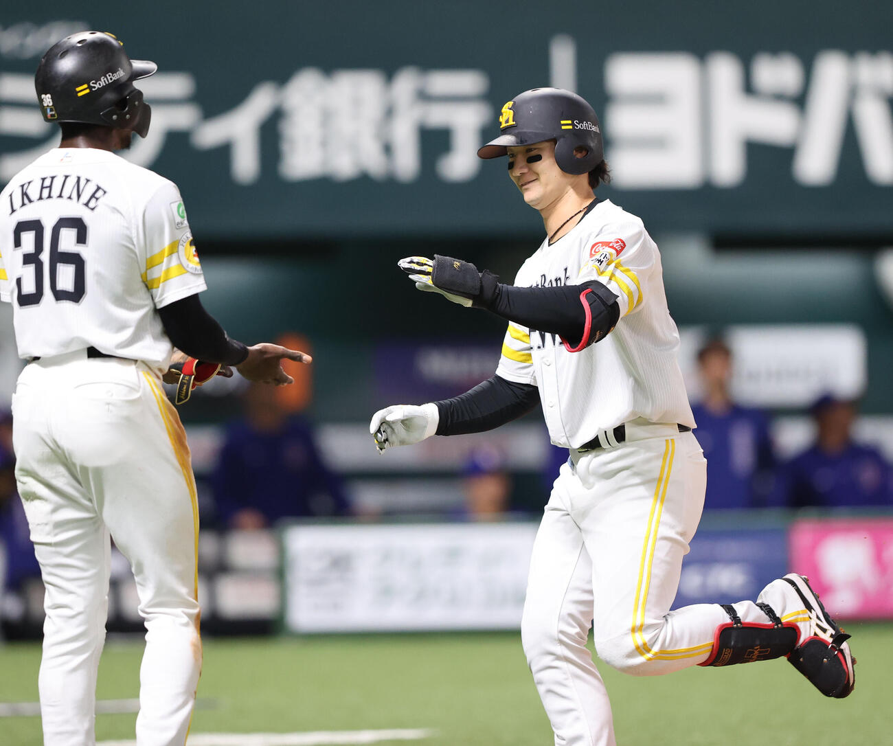 ソフトバンク対中日　7回裏ソフトバンク1死一、三塁、正木は右越えに逆転となる3点本塁打を放ち笑顔を見せる（撮影・梅根麻紀）
