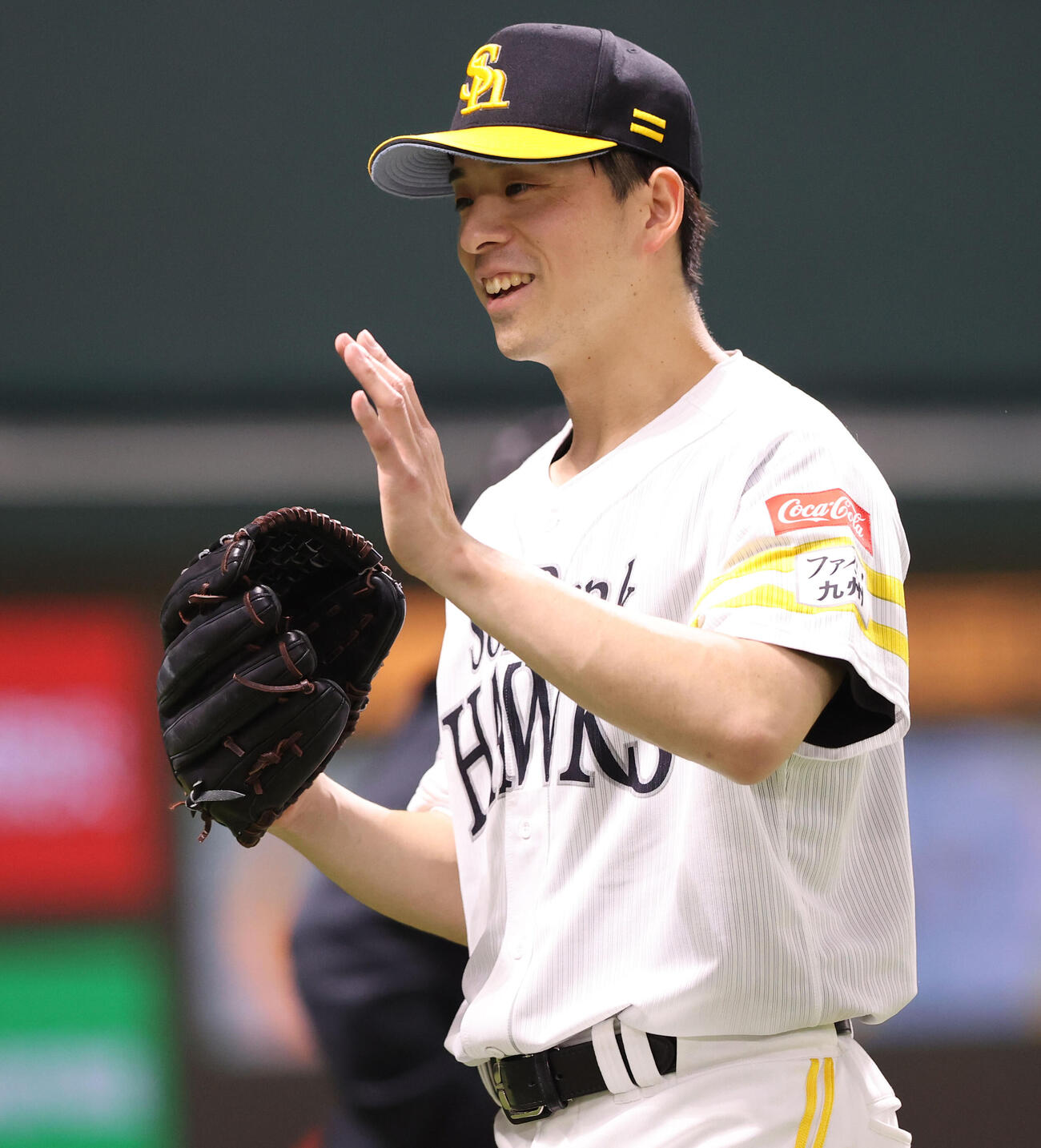 ソフトバンク対中日　7回途中、先発したソフトバンク大関は途中で交代、笑顔でベンチに引き揚げる（撮影・梅根麻紀）