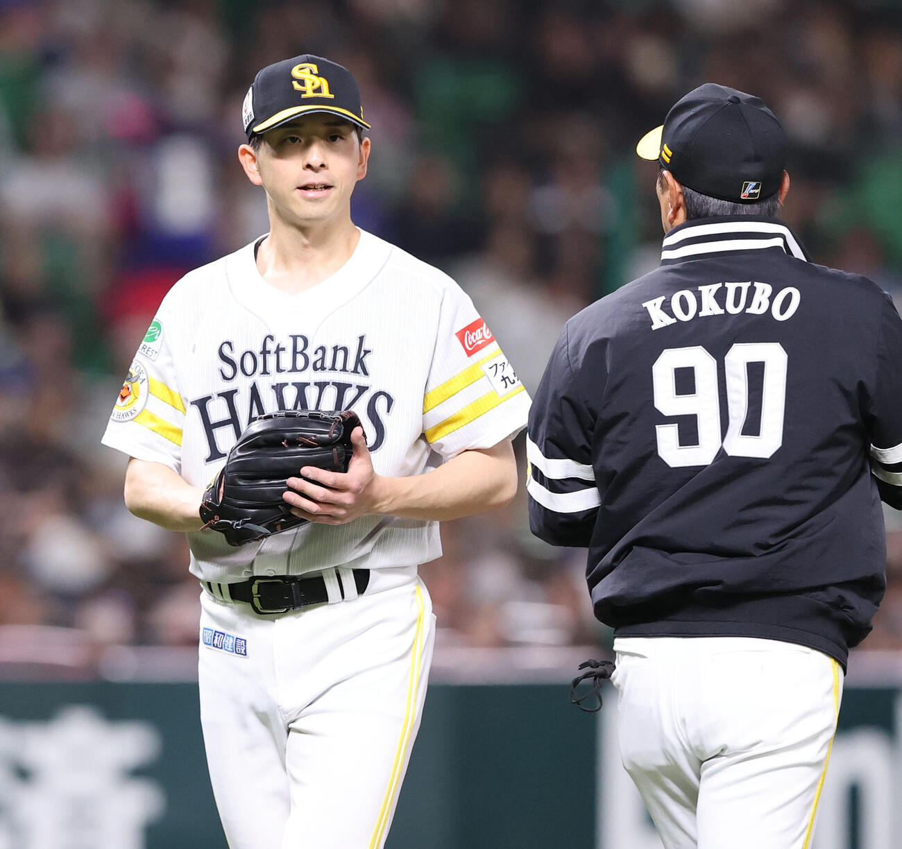 ソフトバンク対中日　7回途中、先発したソフトバンク大関は交代、声をかける小久保監督（撮影・梅根麻紀）