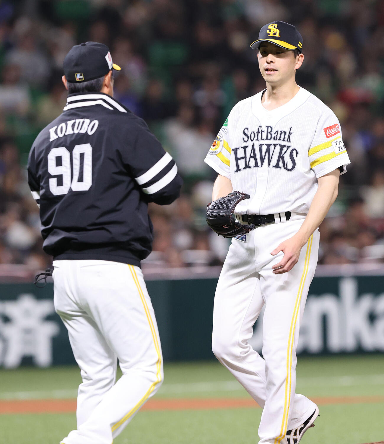 ソフトバンク対中日　7回途中、先発したソフトバンク大関は交代、声をかける小久保監督（撮影・梅根麻紀）