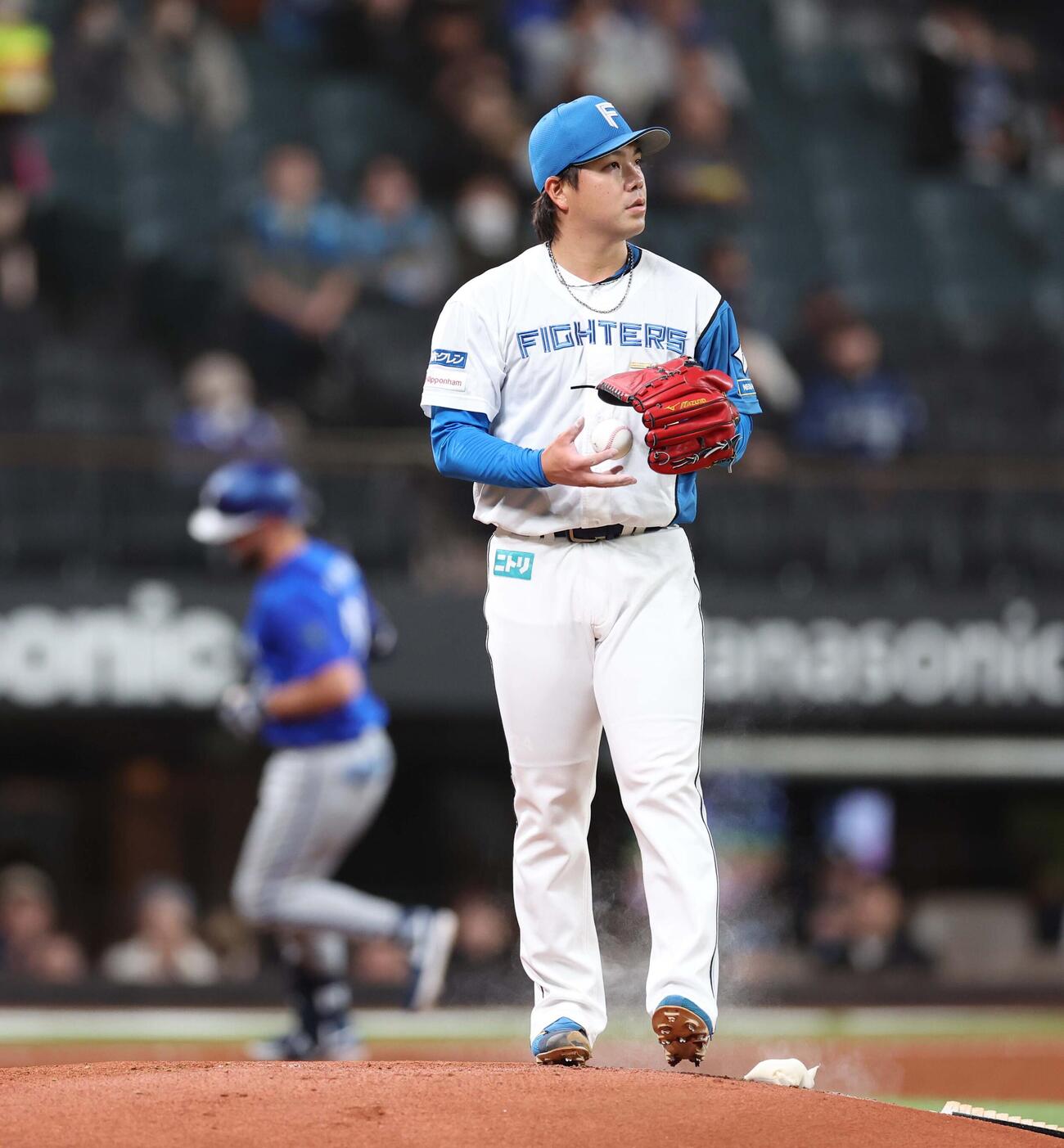 日本ハム対DeNA 1回表DeNA2死一塁、ヒュンメルに右越え2点本塁打を浴びる金村（撮影・黒川智章）