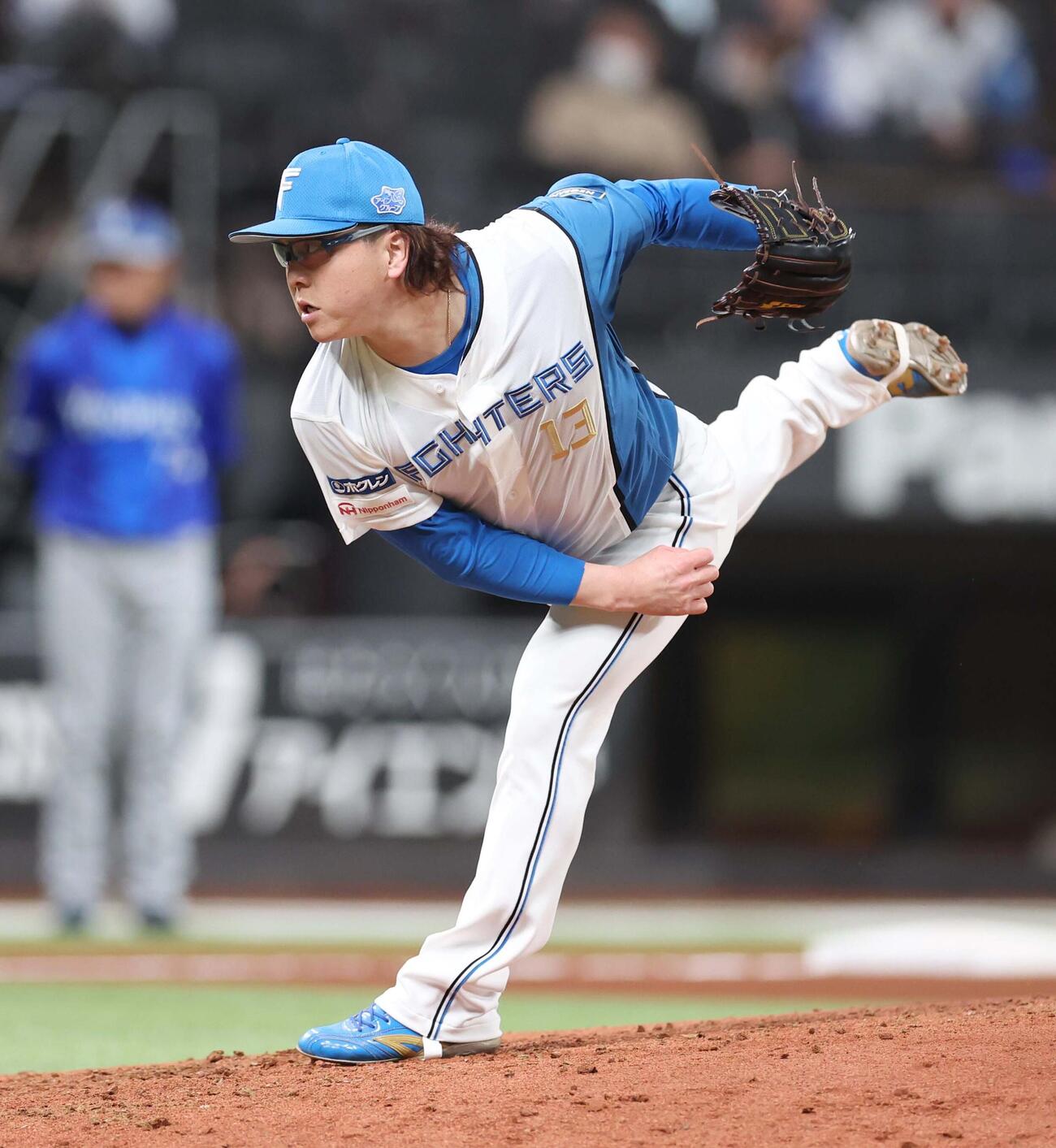 日本ハム対DeNA 6回に登板の生田目（撮影・黒川智章）