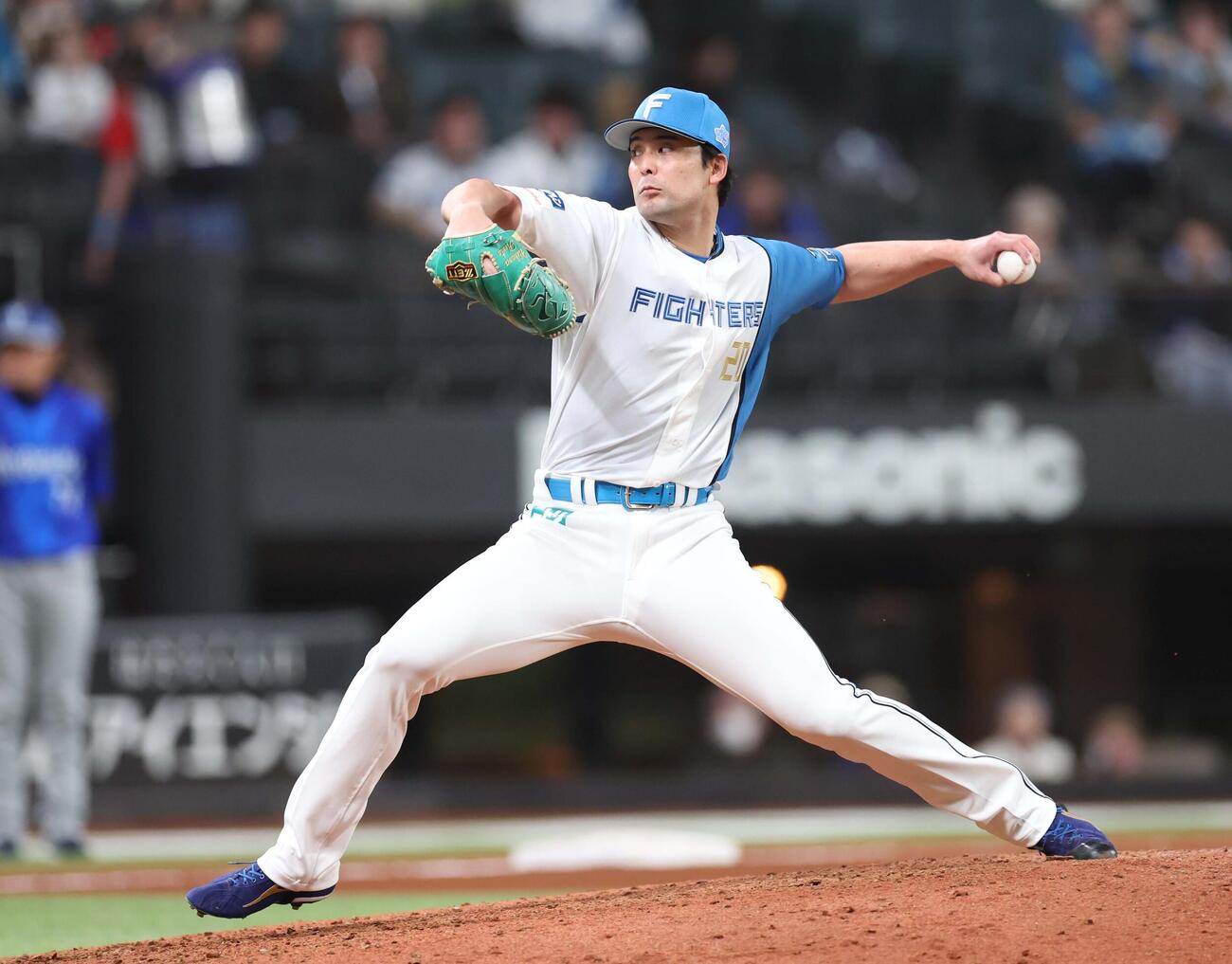 日本ハム対DeNA 9回に登板の上原（撮影・黒川智章）