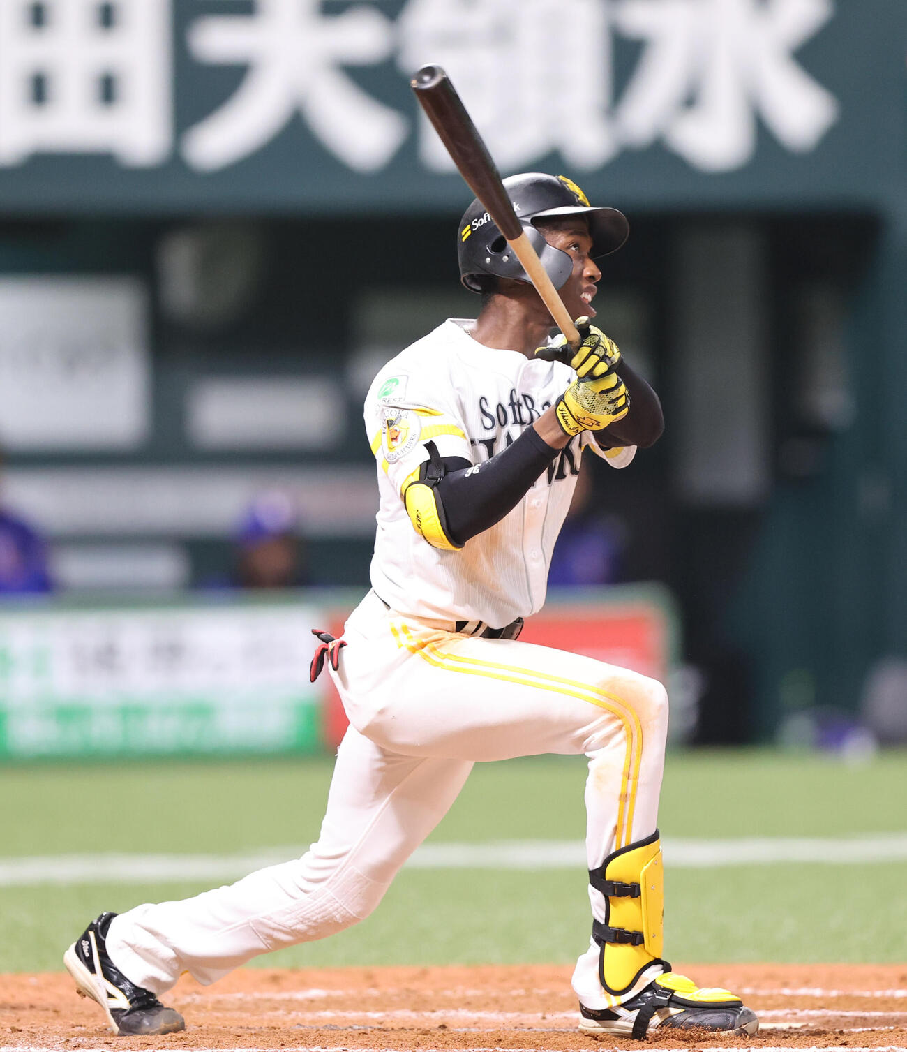ソフトバンク対中日　8回裏ソフトバンク2死二塁、イヒネは右越えに2点本塁打を放つ（撮影・梅根麻紀）