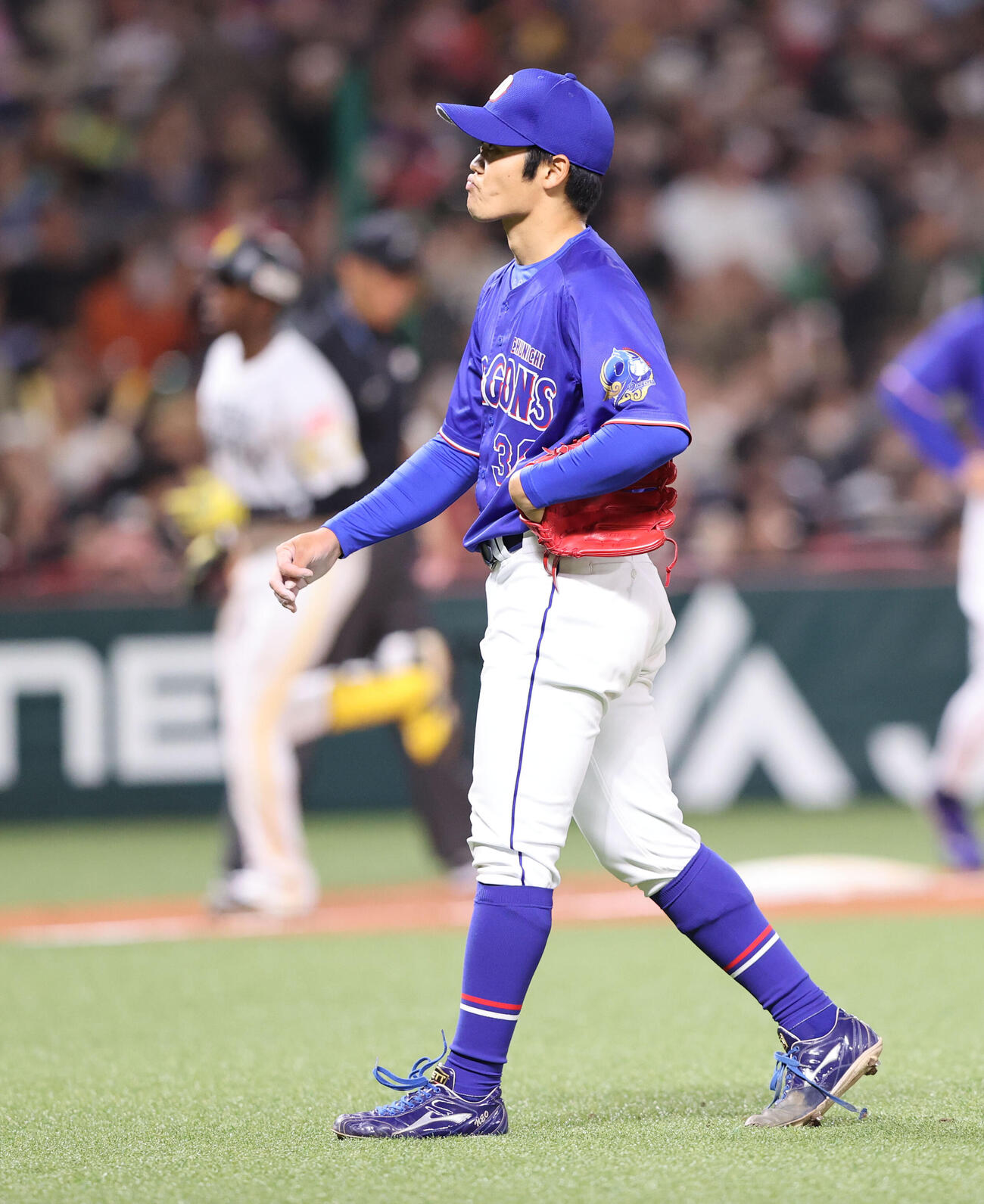 ソフトバンク対中日　8回裏ソフトバンク2死二塁、イヒネに右越え2点本塁打を浴びた根尾（撮影・梅根麻紀）