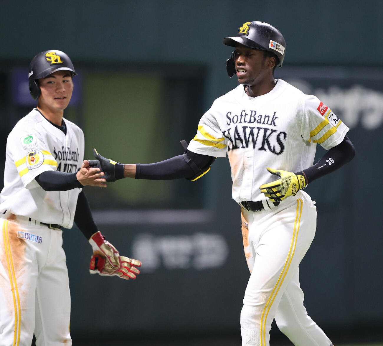 ソフトバンク対中日　8回裏ソフトバンク2死二塁、イヒネは右越えに2点本塁打を放ち庄司とハイタッチ（撮影・梅根麻紀