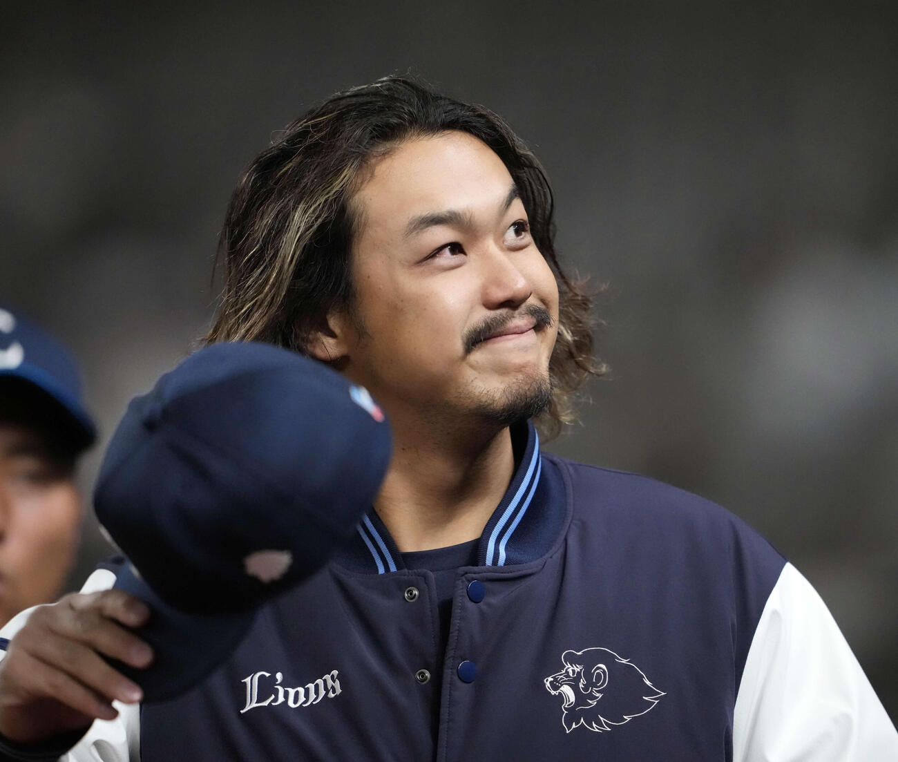 西武対楽天　引き分けで試合を終えスタンドに手を振る西武高橋（撮影・小島史椰）