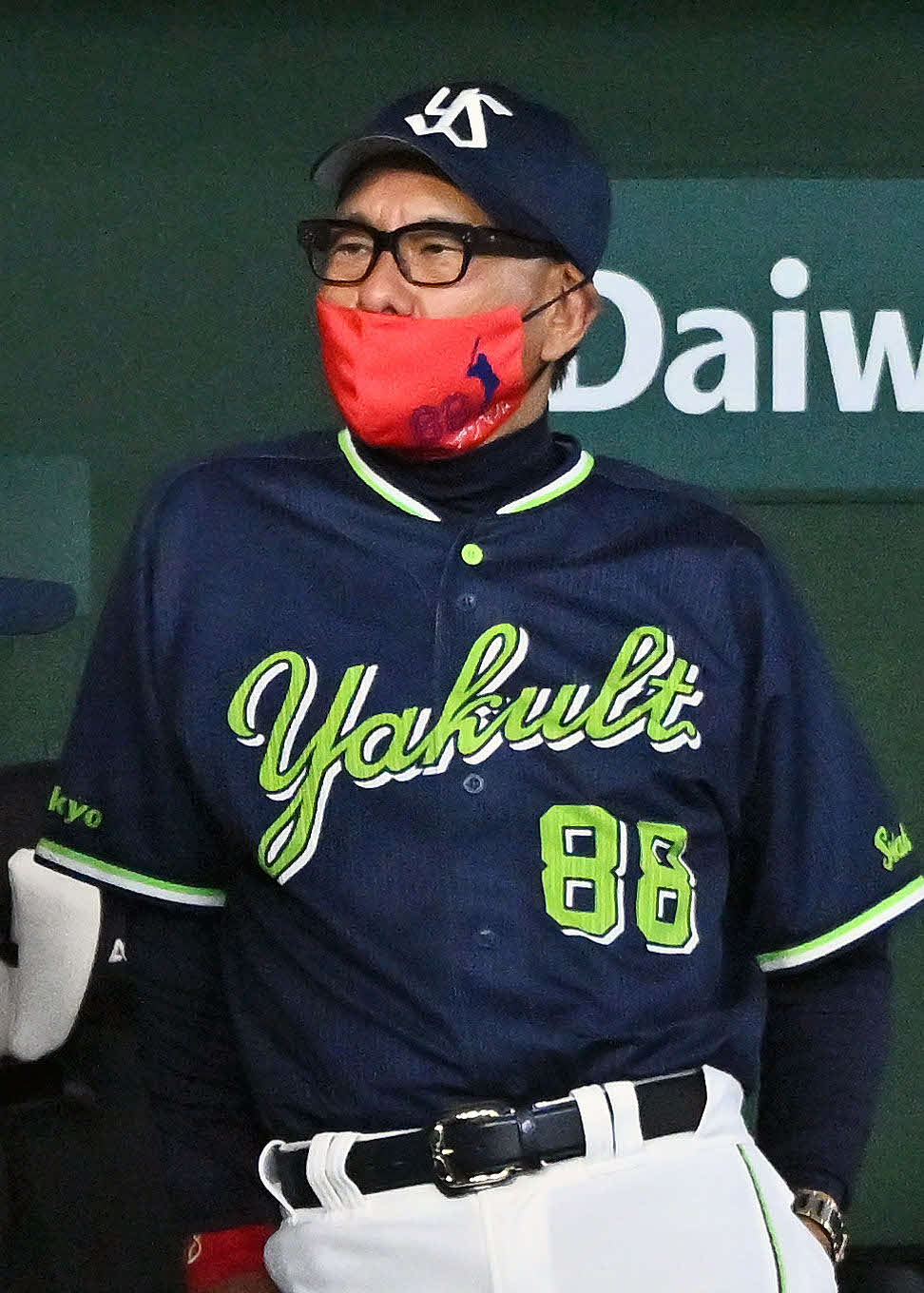 巨人対ヤクルト　戦況を見守るヤクルト池山監督（撮影・滝沢徹郎）