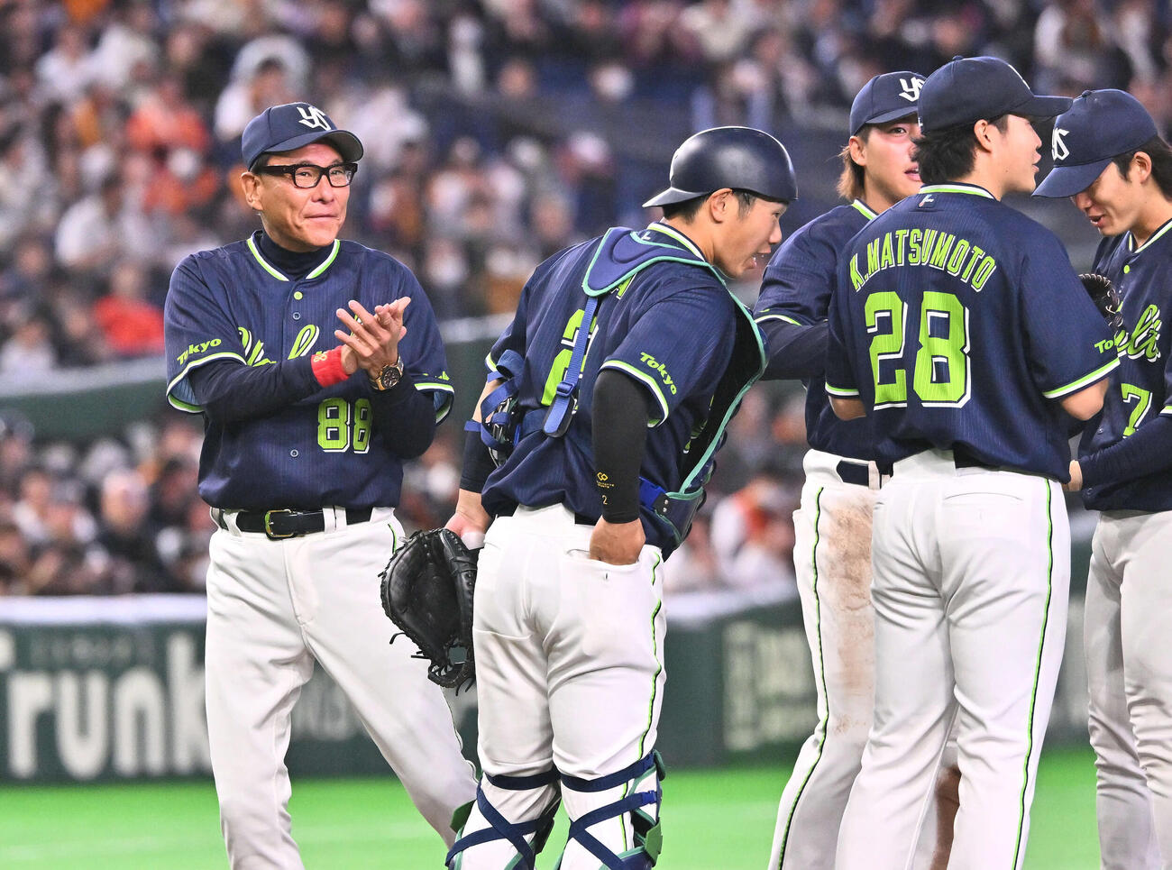 巨人対ヤクルト　3回裏、マウンドの選手たちに声をかける池山監督（左）（撮影・滝沢徹郎）