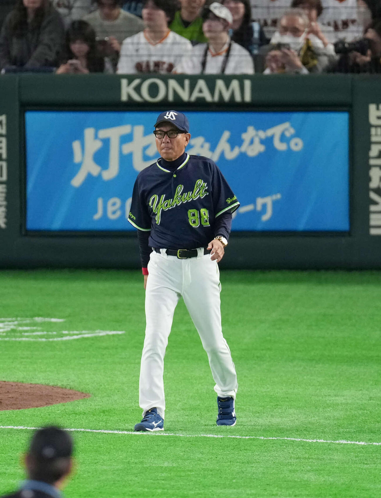 巨人対ヤクルト　5回裏巨人1死三塁、マウンドに向かうヤクルト池山監督（撮影・増田悦実）
