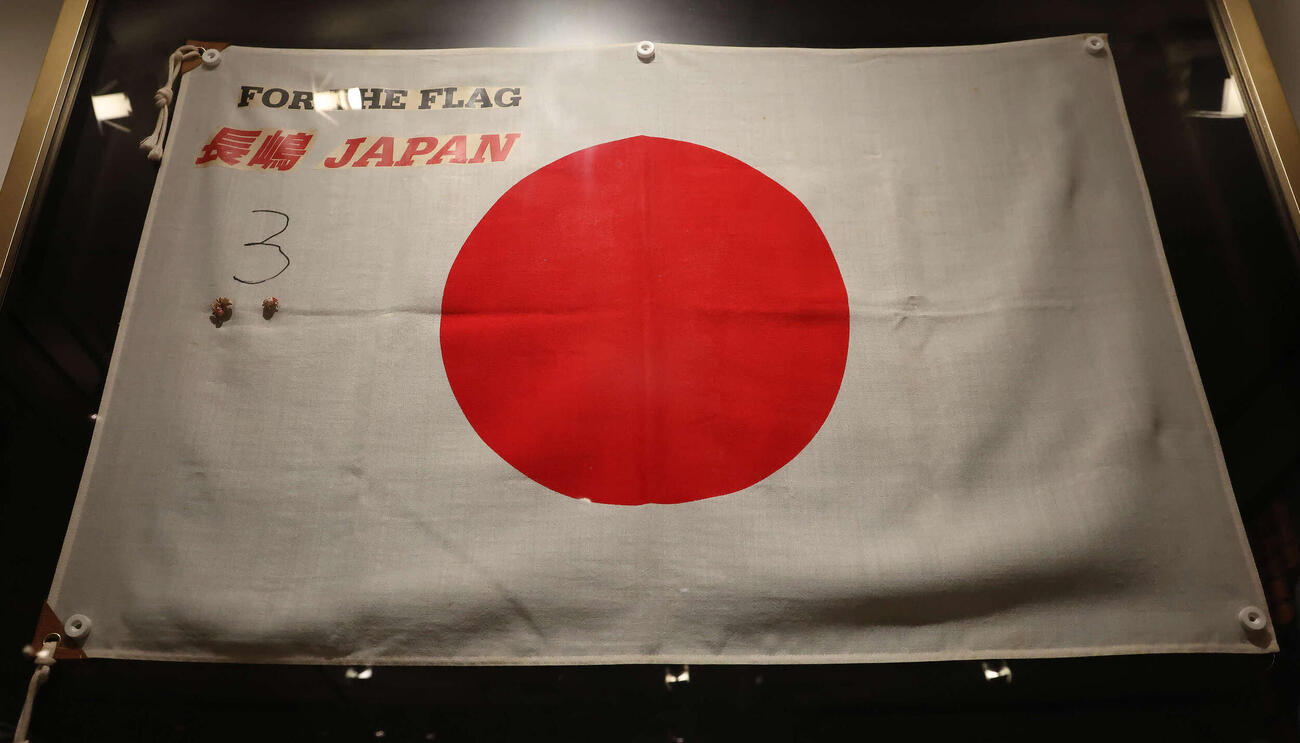 アテネ五輪で日本代表ベンチに掲げられた日の丸（撮影・丹羽敏通）