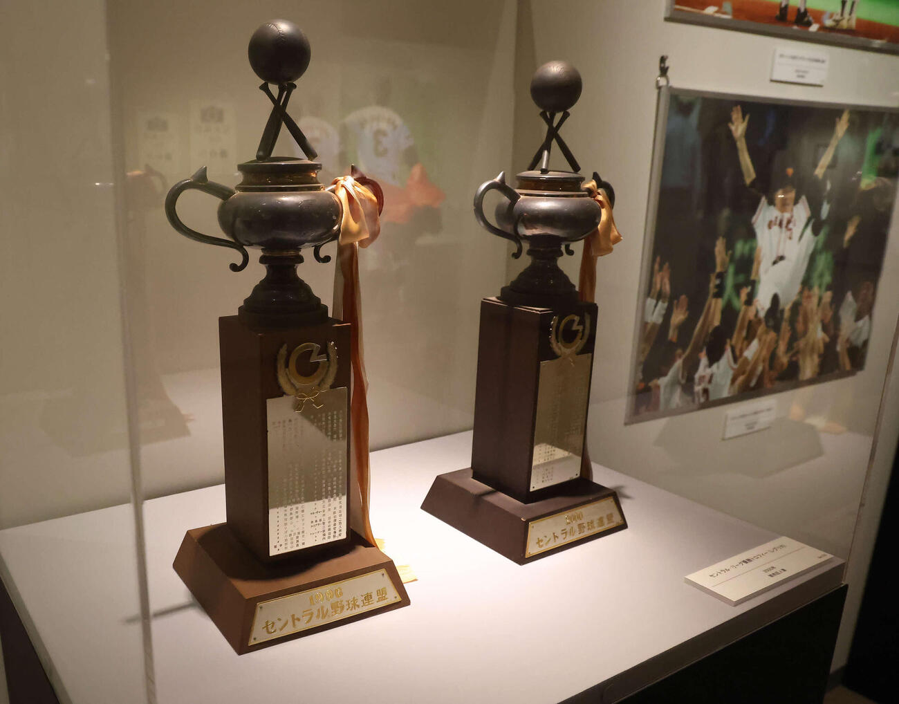 1996ね（左）と2000年のリーグ優勝時のトロフィー（撮影・丹羽敏通）