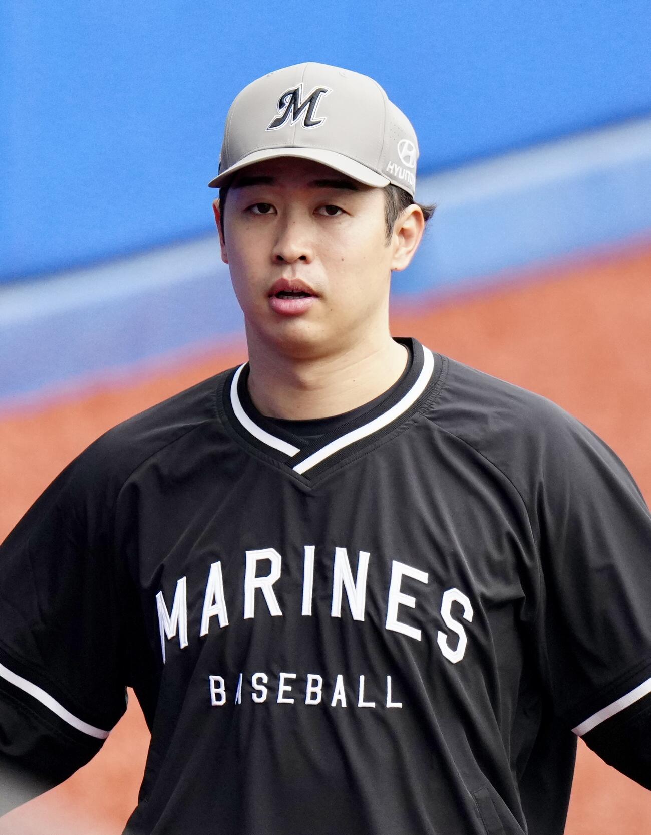 ロッテ対阪神　試合前、チームに合流したロッテ種市（撮影・江口和貴）