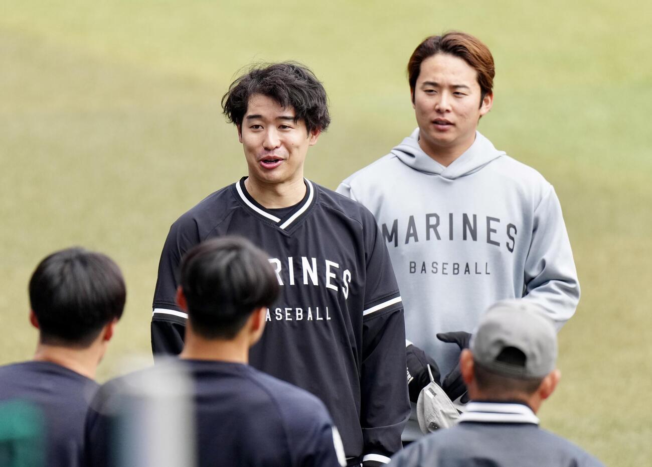 ロッテ対阪神　試合前、チームに合流し、あいさつするロッテ種市（左）（撮影・江口和貴）