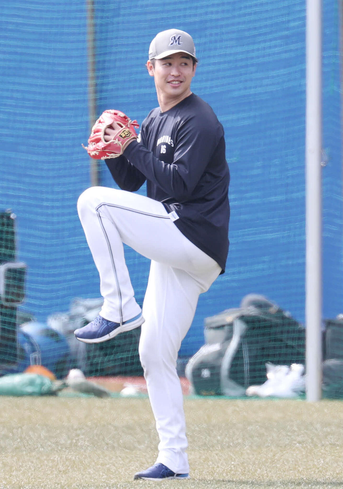 ロッテ対阪神　試合前、笑顔でキャッチボールするロッテ種市（撮影・宮地輝）