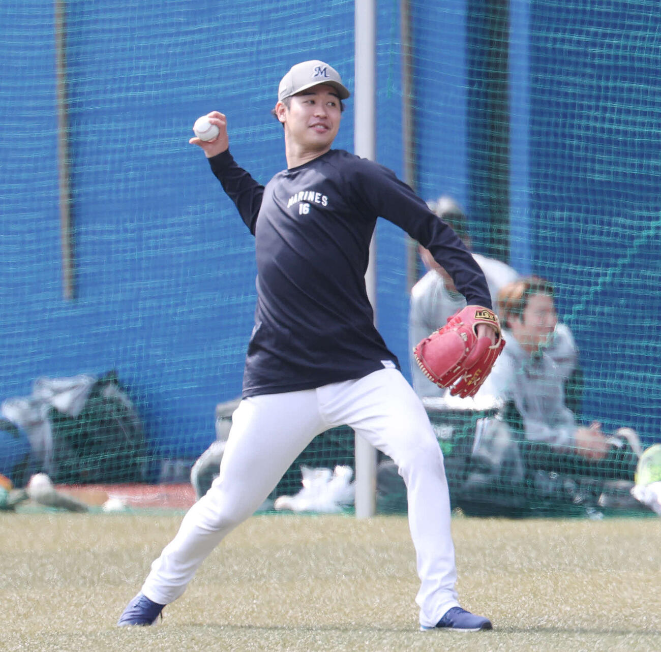 ロッテ対阪神　試合前、笑顔でキャッチボールするロッテ種市（撮影・宮地輝）