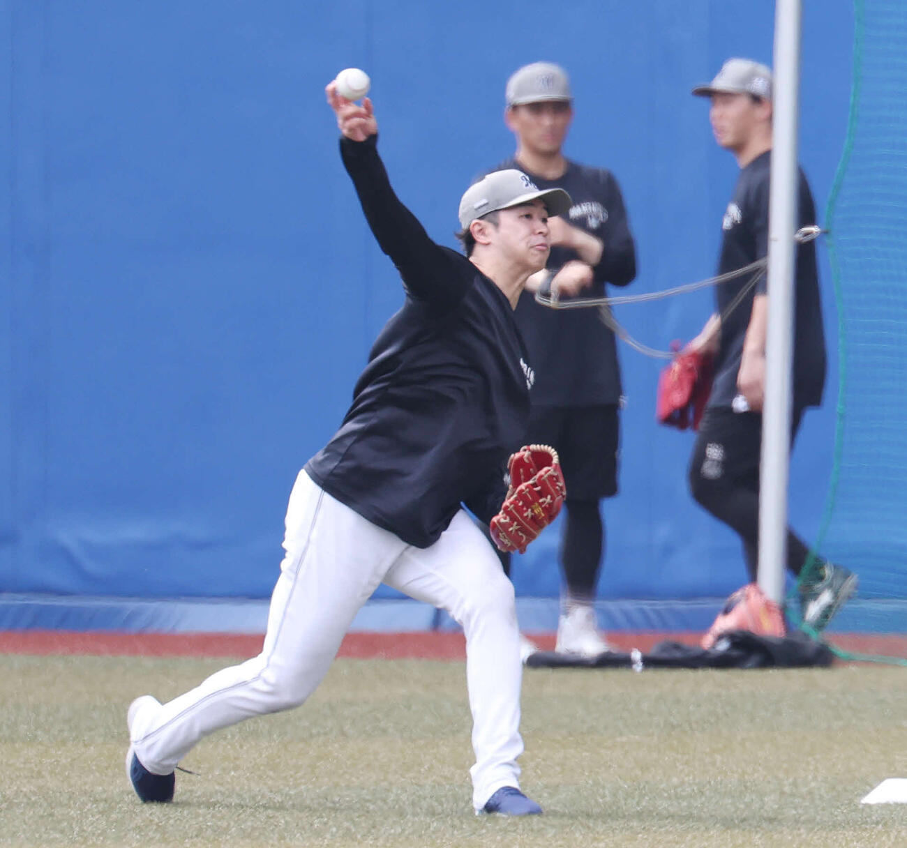 ロッテ対阪神　試合前、キャッチボールするロッテ種市（撮影・宮地輝）