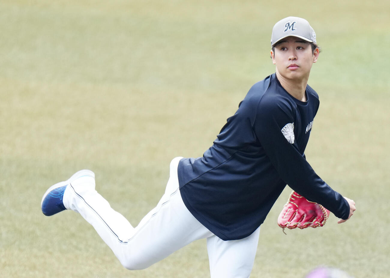 ロッテ対阪神　試合前練習でキャッチボールするロッテ種市（撮影・江口和貴）