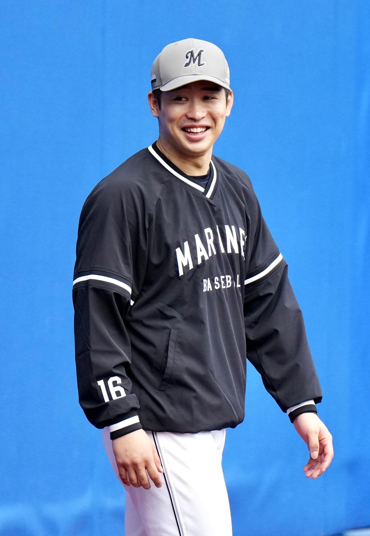 ロッテ対阪神　試合前、チームに合流したロッテ種市（撮影・江口和貴）