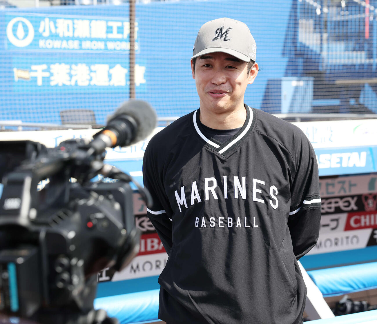 ロッテ対阪神　試合前練習を終え取材に答えるロッテ種市（撮影・宮地輝）