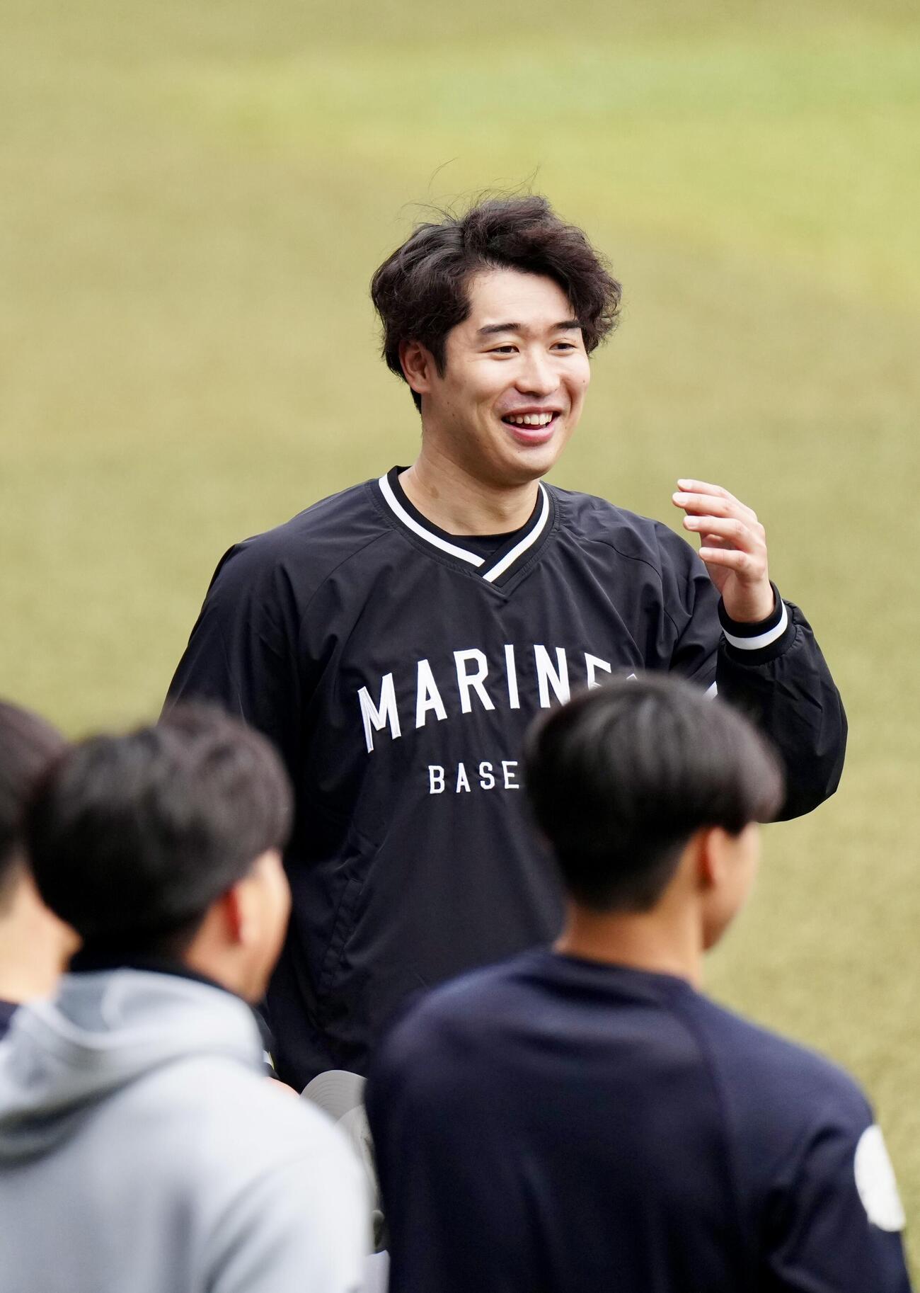 ロッテ対阪神　試合前、チームに合流し、あいさつするロッテ種市（撮影・江口和貴）