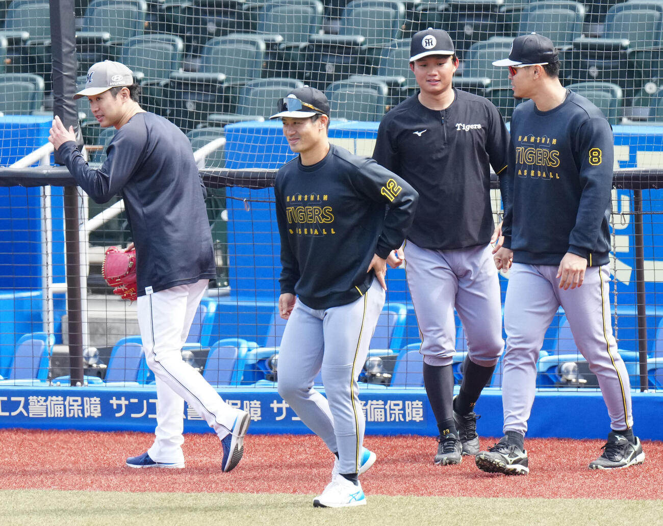 ロッテ対阪神　試合前練習中、言葉を交わしたWBC出場の選手たち。左からロッテ種市、阪神坂本、同森下、同佐藤（撮影・江口和貴）