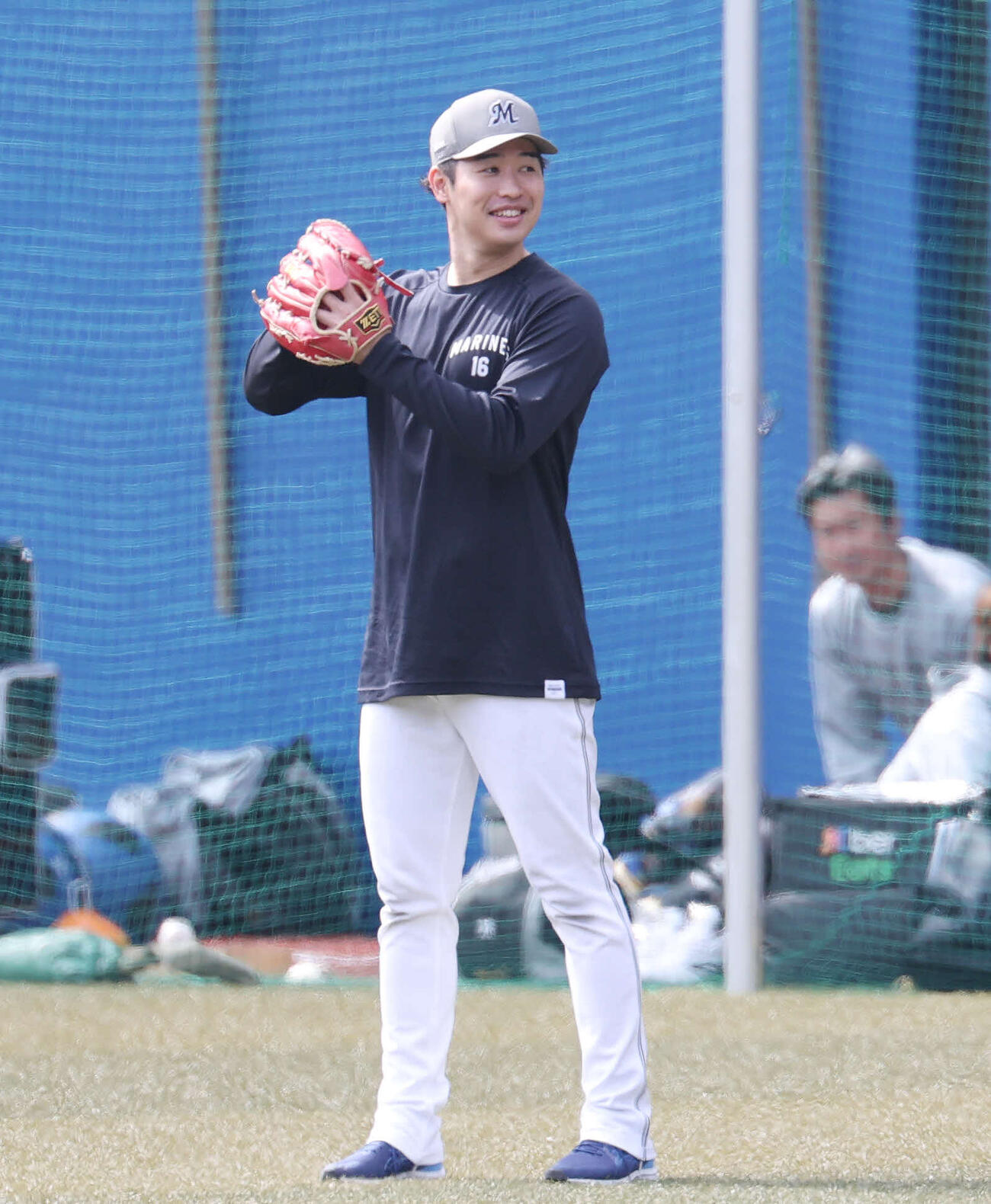 ロッテ対阪神　試合前、笑顔でキャッチボールするロッテ種市（撮影・宮地輝）