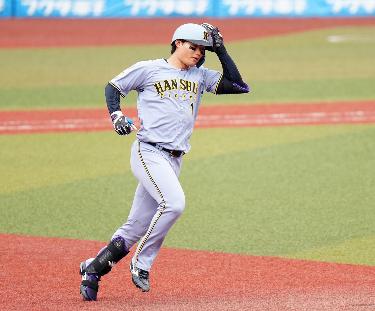 ロッテ対阪神　3回表阪神2死二塁、2点本塁打を放ち、ダイヤモンドを1周する森下（撮影・江口和貴）