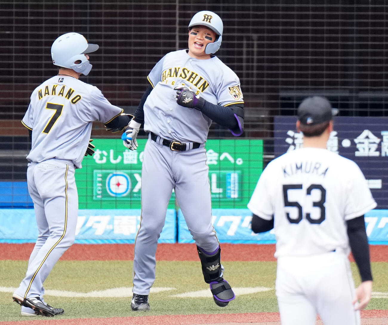 ロッテ対阪神　3回表阪神2死二塁、2点本塁打を放ち、中野（左）とタッチを交わした森下（撮影・江口和貴）