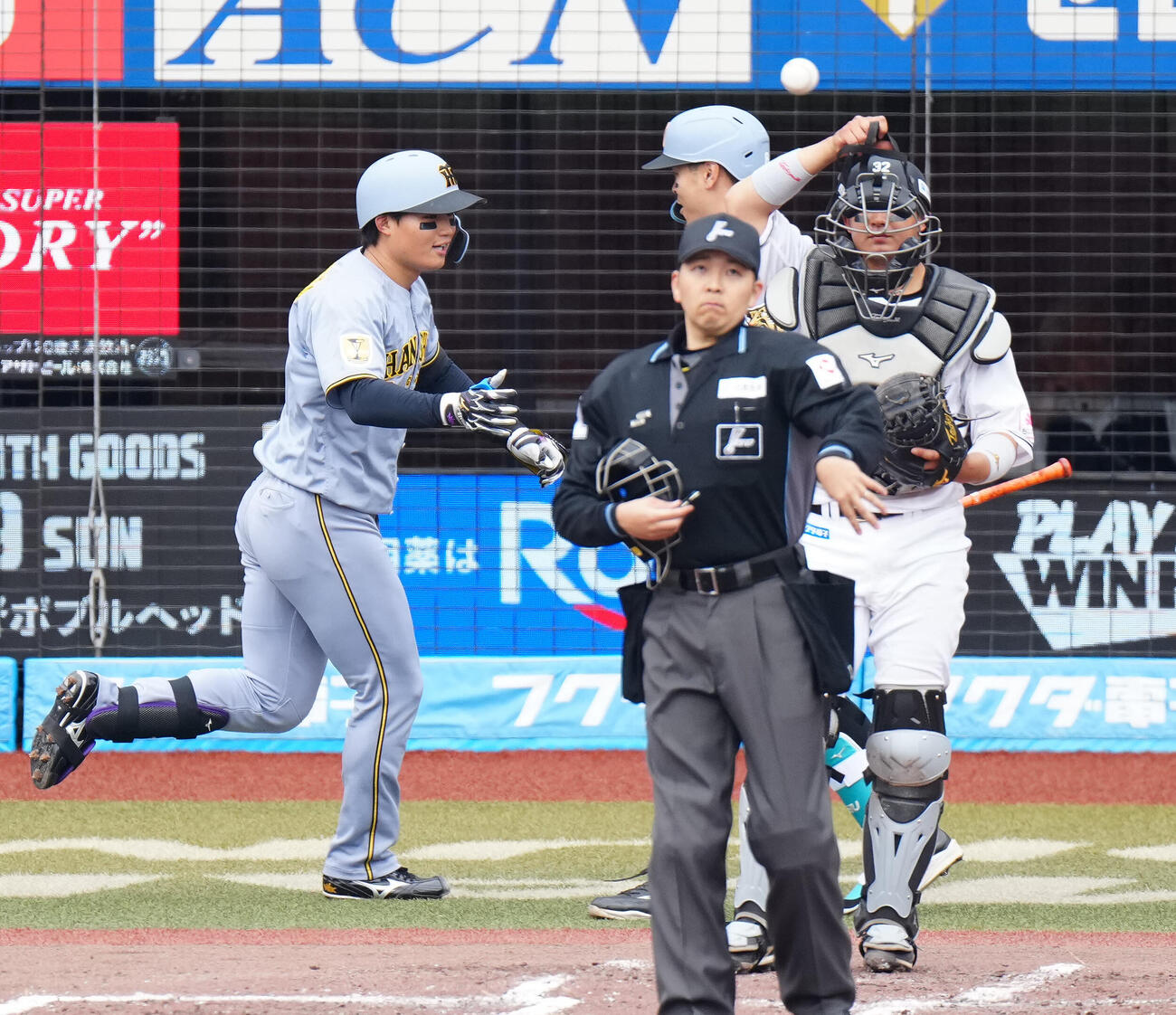 ロッテ対阪神　3回表阪神2死二塁、2点本塁打を放ち、佐藤とタッチを交わす森下（左）（撮影・江口和貴）